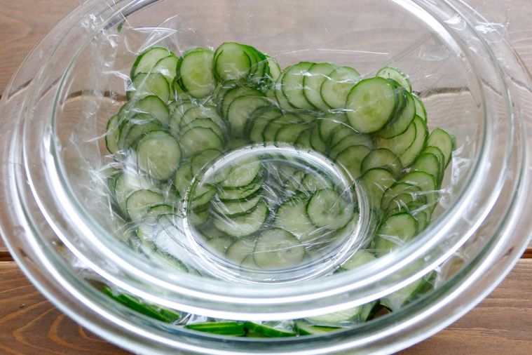 塩をまぶしたきゅうりに重しをして置く様子