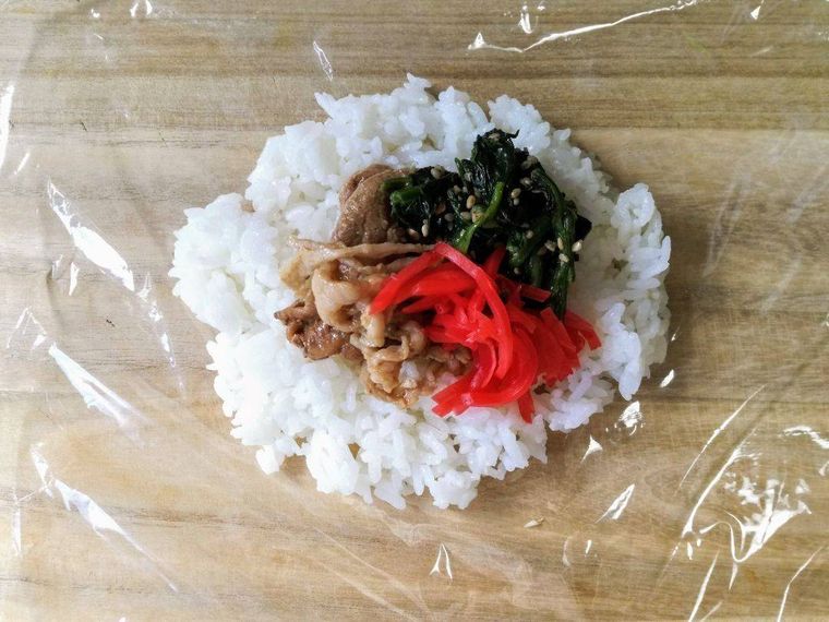 焼肉と野菜と紅生姜を入れたおにぎり