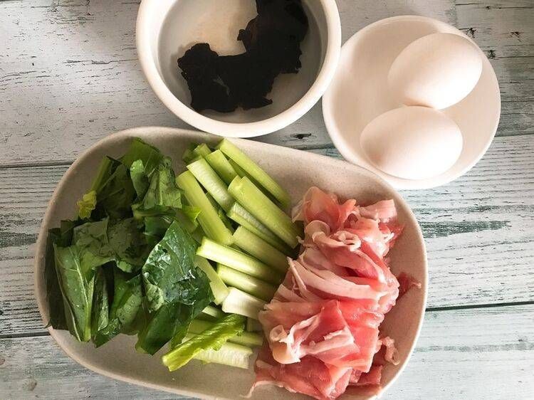 カットした豚肉と小松菜、水に浸けたキクラゲ、卵