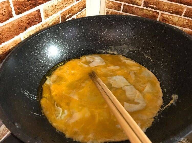 卵を炒っているフライパン