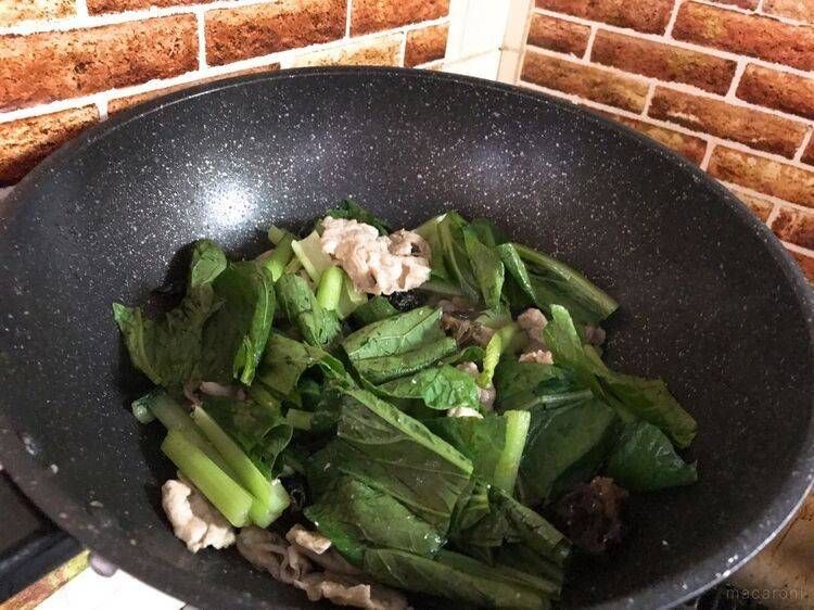 豚肉、小松菜、キクラゲを炒めているフライパン
