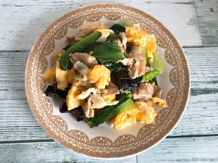 皿に盛り付けたムーシーロー