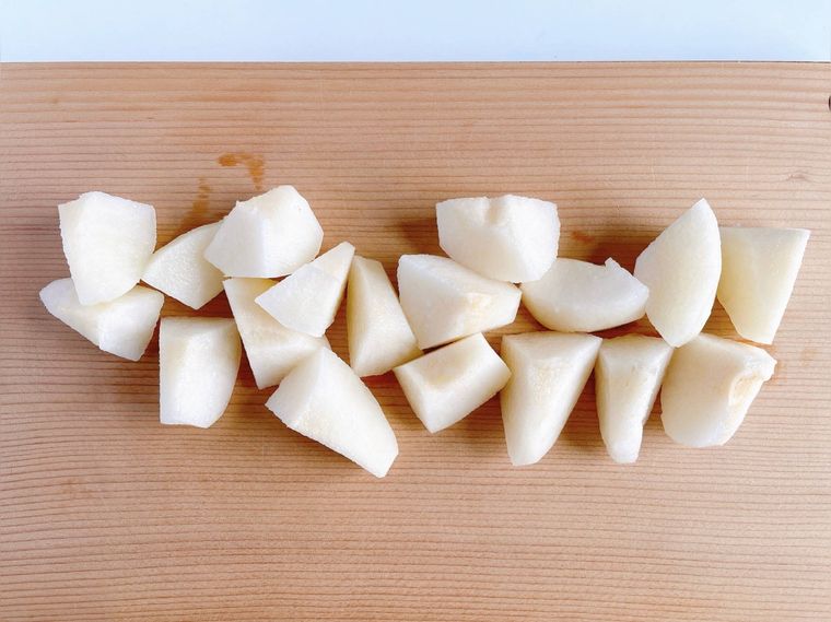 まな板におかれたカットした梨