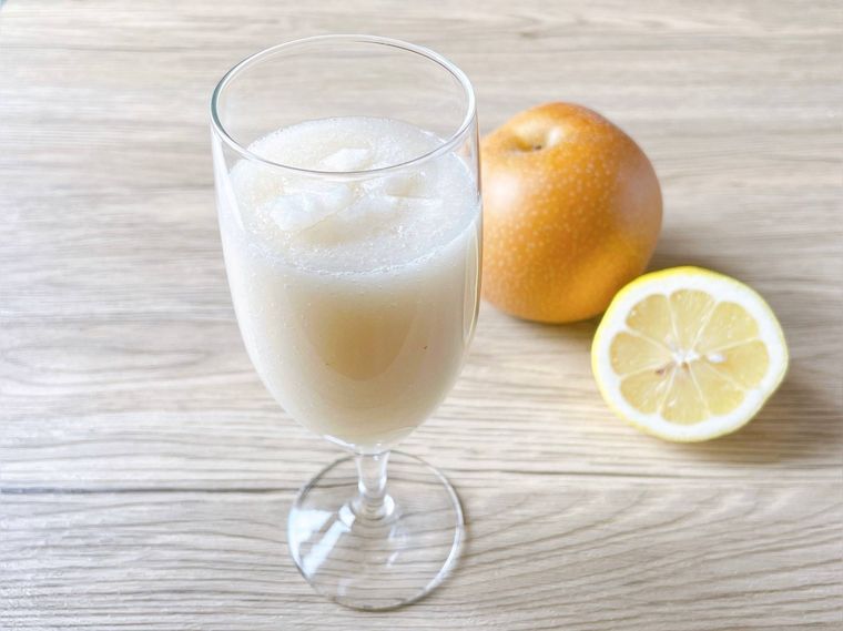 グラスに入った梨ジュース、梨、カットしたレモン