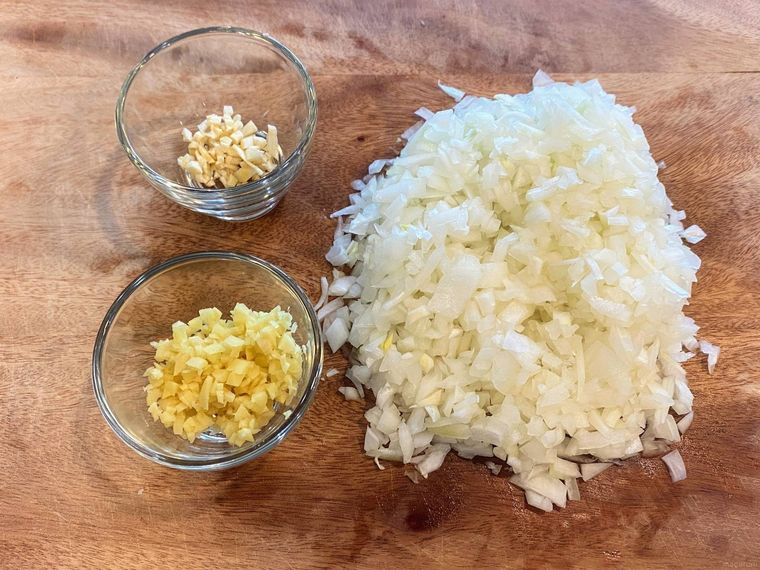 みじん切りの玉ねぎ・にんにく・しょうが