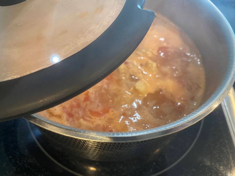 鍋に蓋をする様子