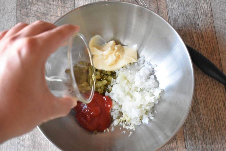 ボウルのなかに、サウザンドレッシングの材料をすべて入れる様子