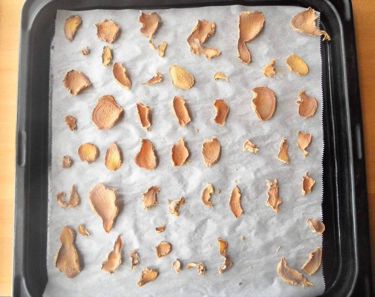 天板に並べて低温焼きした生姜