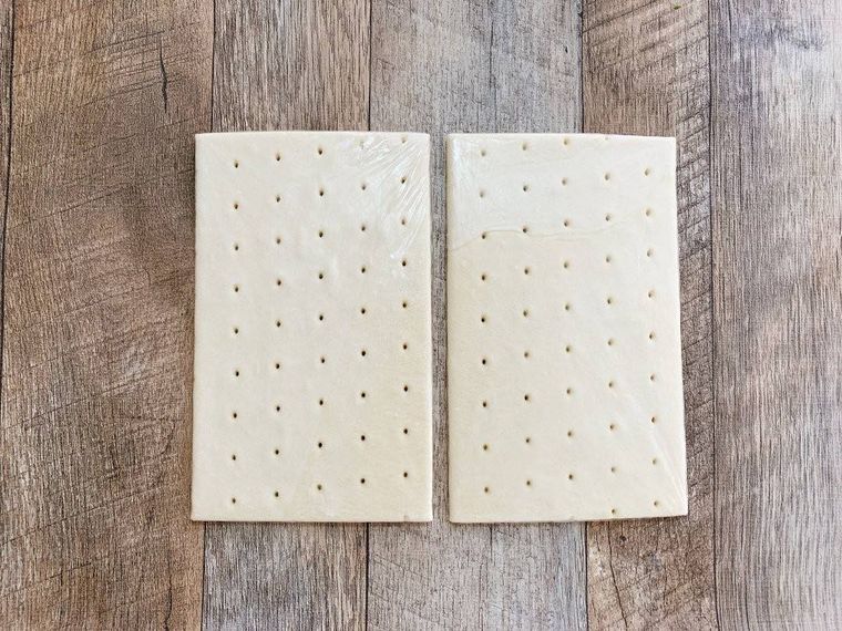 木のテーブルの上に冷凍パイシートを出して解凍している様子