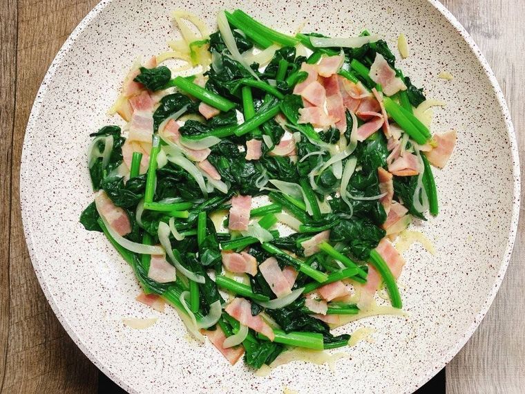 ほうれん草、ベーコン、玉ねぎが入った白のフライパン
