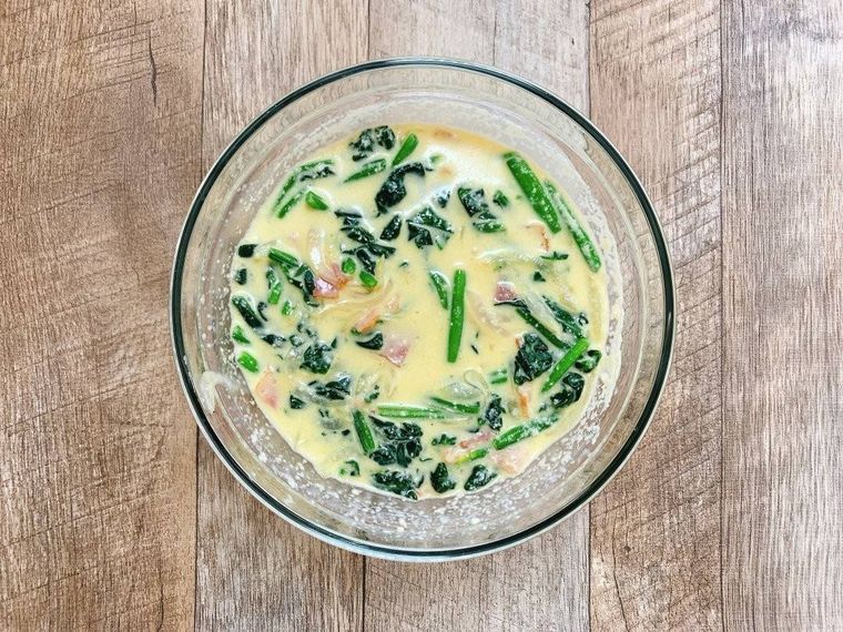 キッシュのアパレイユが入った透明なボウル