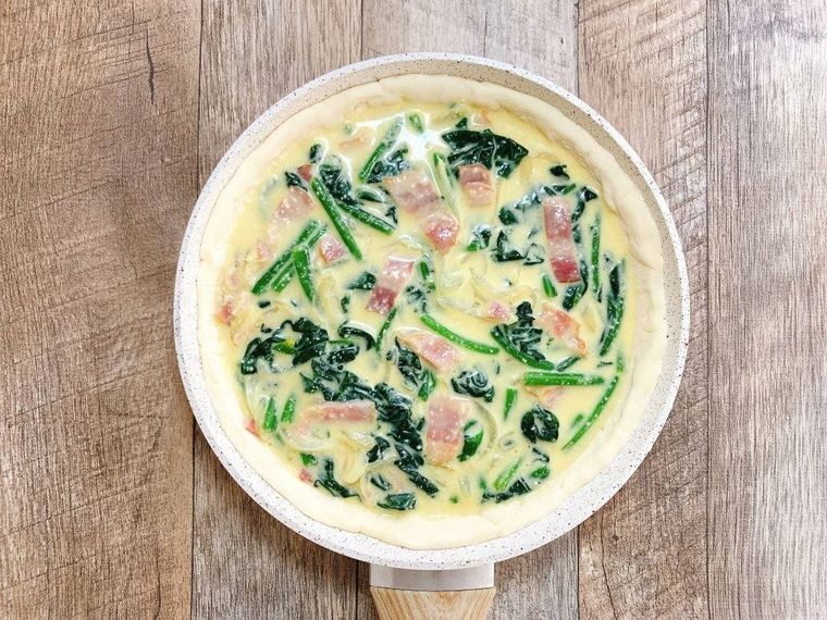 フライパンに敷き込んだパイシートに、アパレイユを流し入れたところ