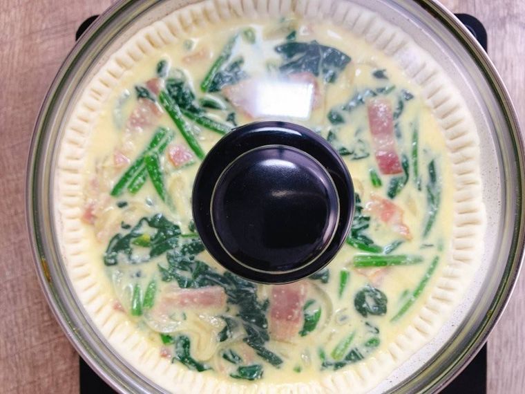 フライパンにふたをしてキッシュを焼いている様子