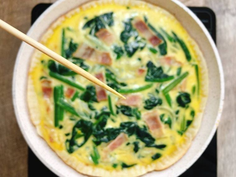 フライパンに入ったキッシュと、生地に刺した竹串