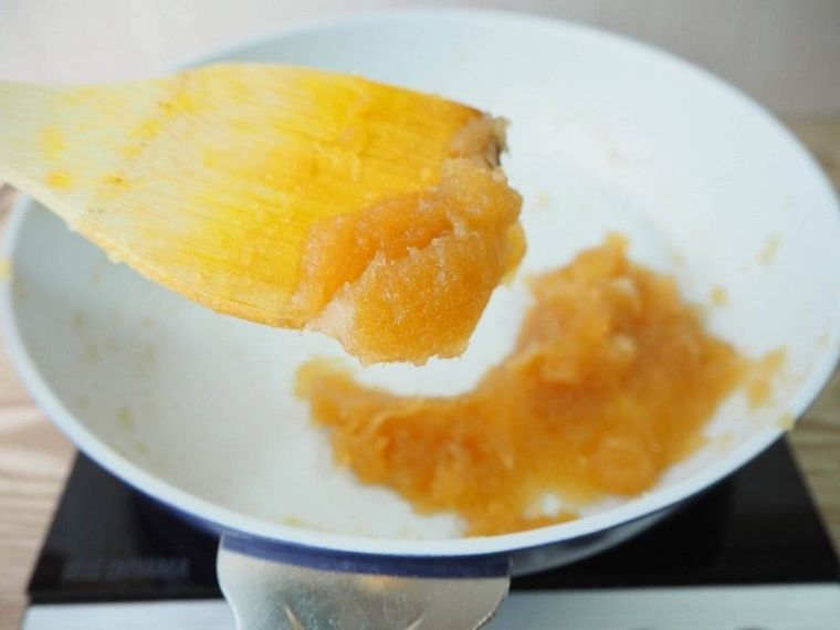 木べらにのせたパイナップル餡