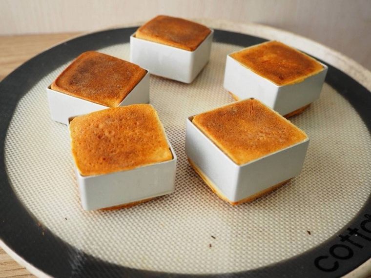 天板の上に並んだ焼きたてのパイナップルケーキ