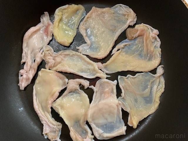 フライパンに広げた鶏皮
