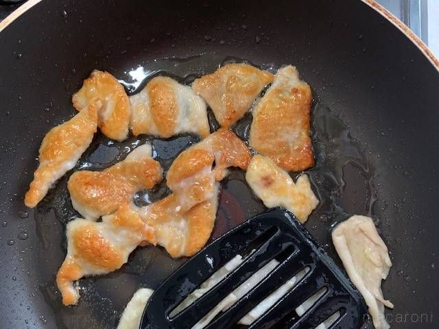 フライパンにおさえながら焼き目をつけた鶏皮