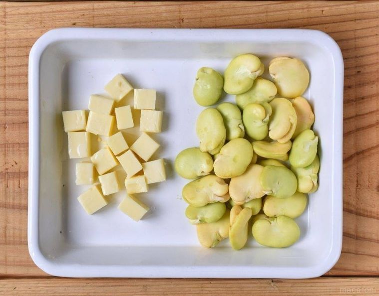 下ごしらえしてバッドに並べた、そら豆とチーズ