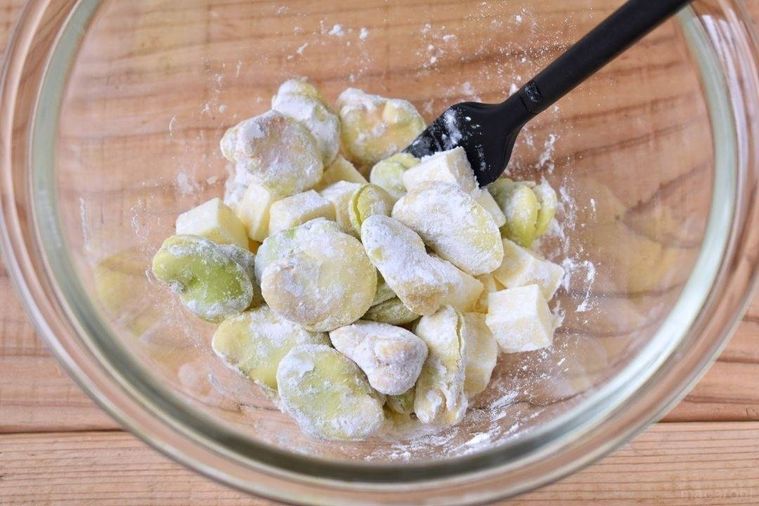 ボウルの中で材料とてんぷら粉を混ぜ合わせているところ