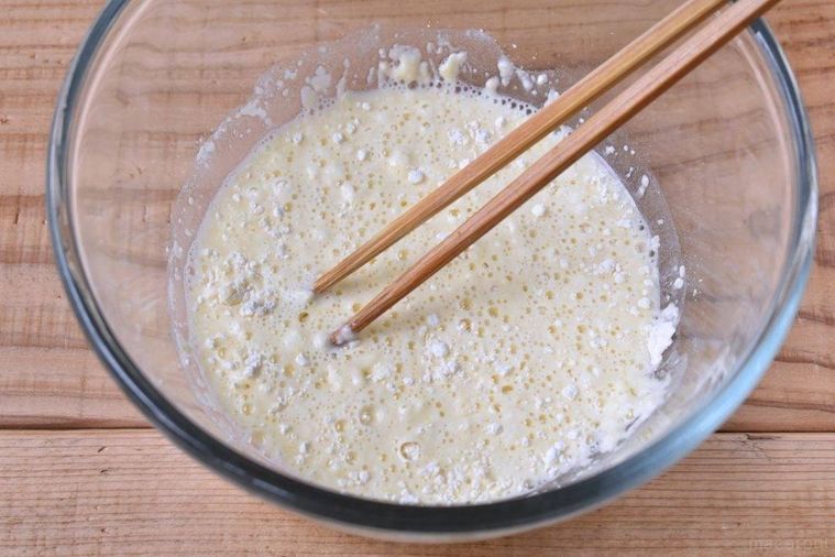 てんぷらの衣を混ぜているところ