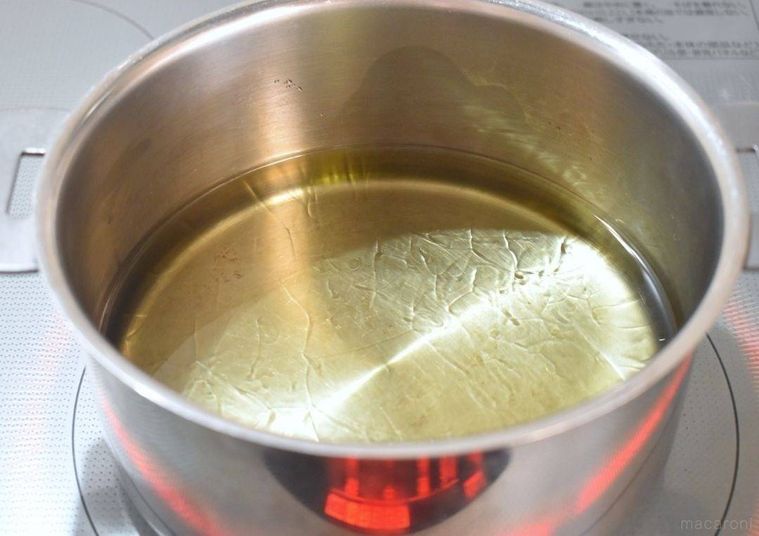 鍋に入れた油を加熱しているところ