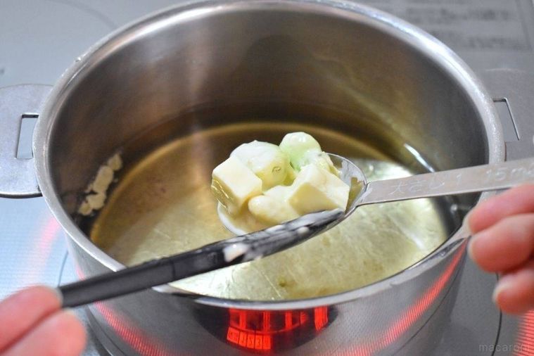 材料を揚げ油に入れるところ