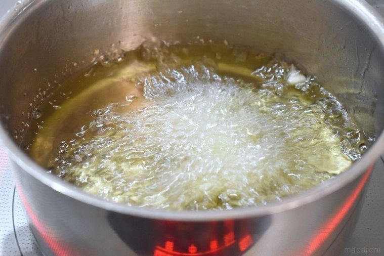 天ぷらを揚げているところ