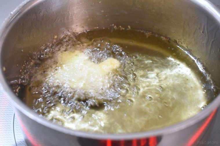 天ぷらを裏返して揚げているところ