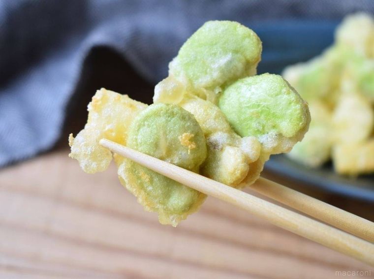 箸でつまんで持ち上げた天ぷら