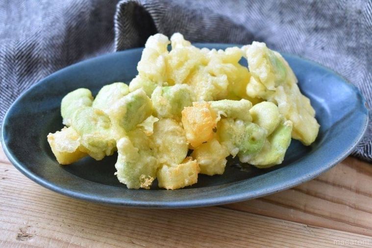 青色のお皿に盛ったそら豆とチーズの天ぷら
