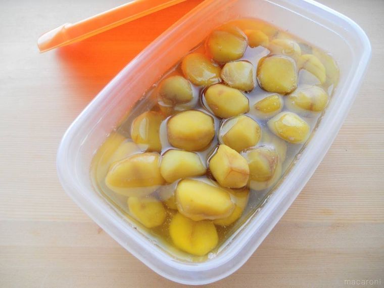 保存容器に栗の甘露煮が入っている様子