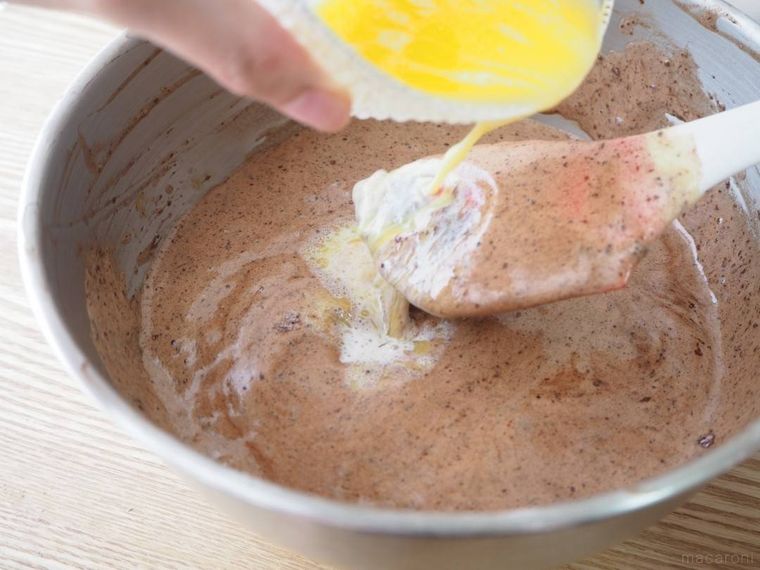 溶かしたバターと牛乳を加える様子