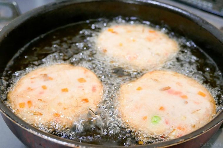 フライパンでさつま揚げを上げる様子