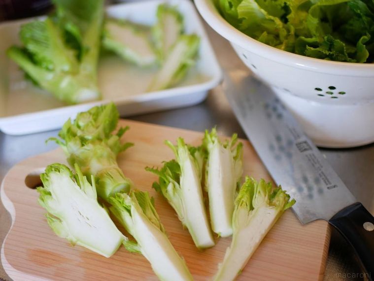 まな板にのった子持ち高菜を包丁で切った様子