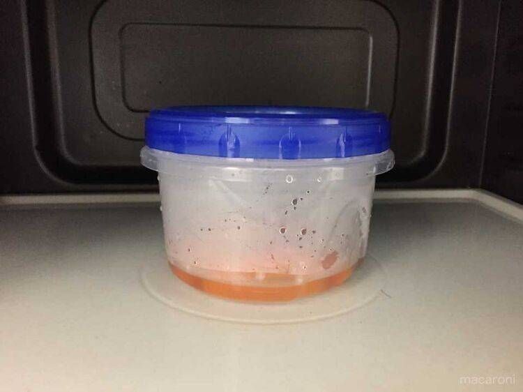 電子レンジに入った密閉容器