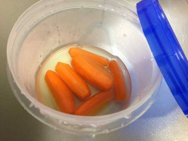 保存容器の中の人参のグラッセ