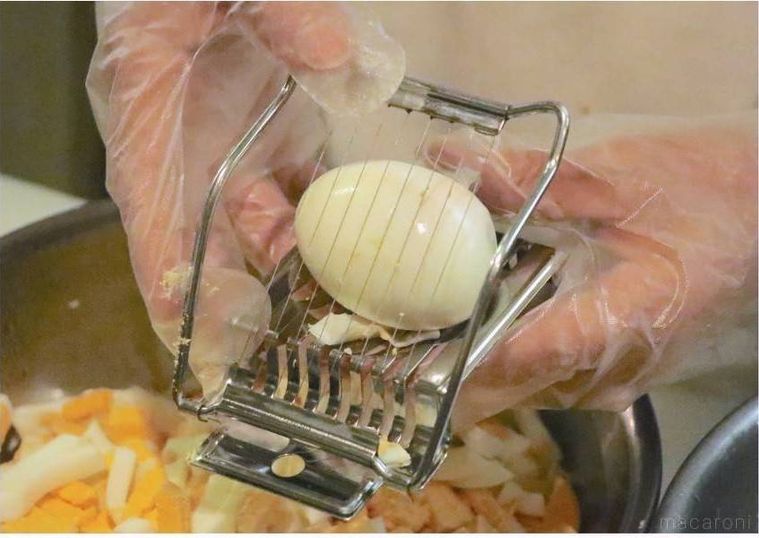 ゆで卵をカットする様子