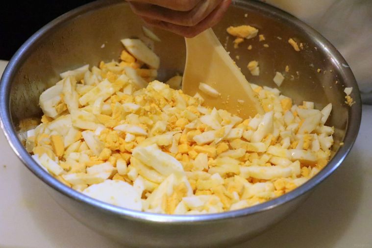 卵を木べらで混ぜる様子