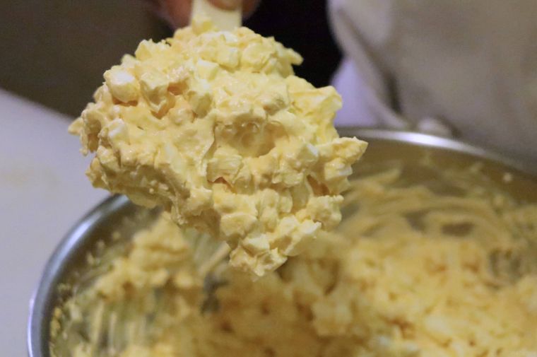 卵を木べらで持ち上げる様子