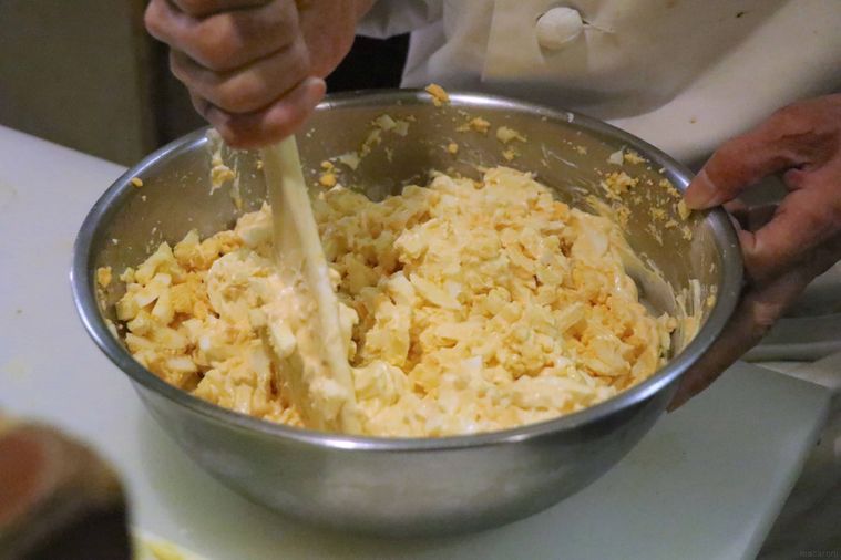 卵にマヨネーズを合わせる様子