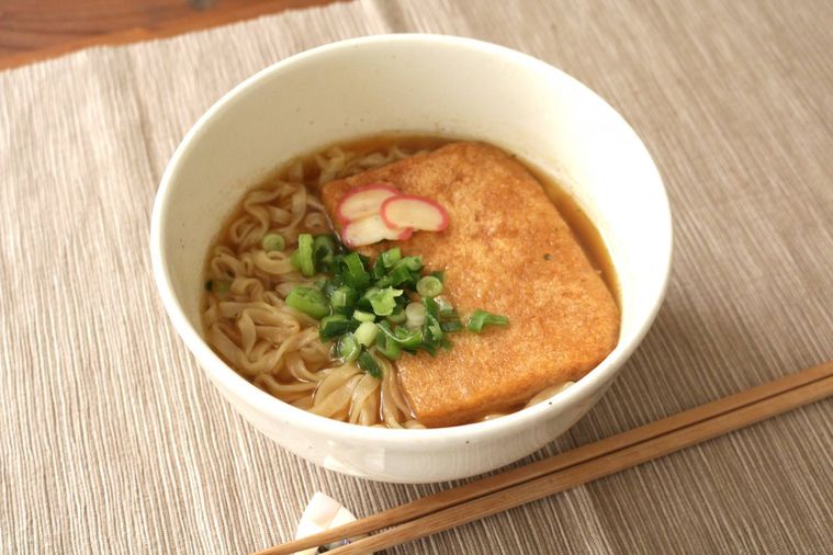 白い器に盛られているうどん