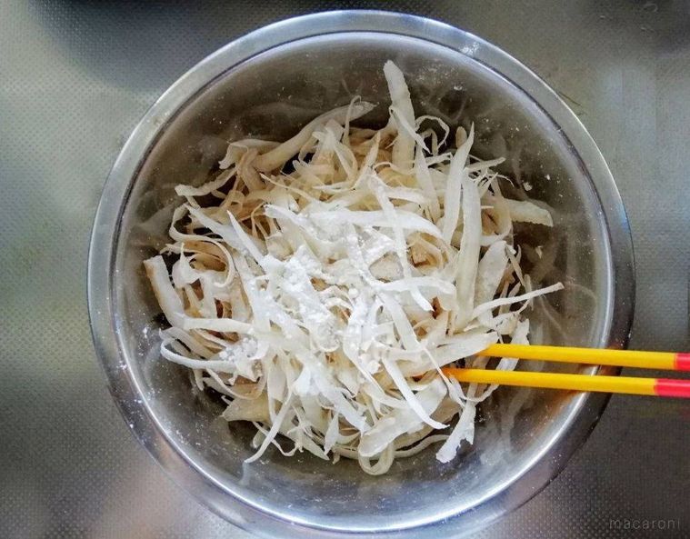 ごぼうのささがきに粉をまぶした状態