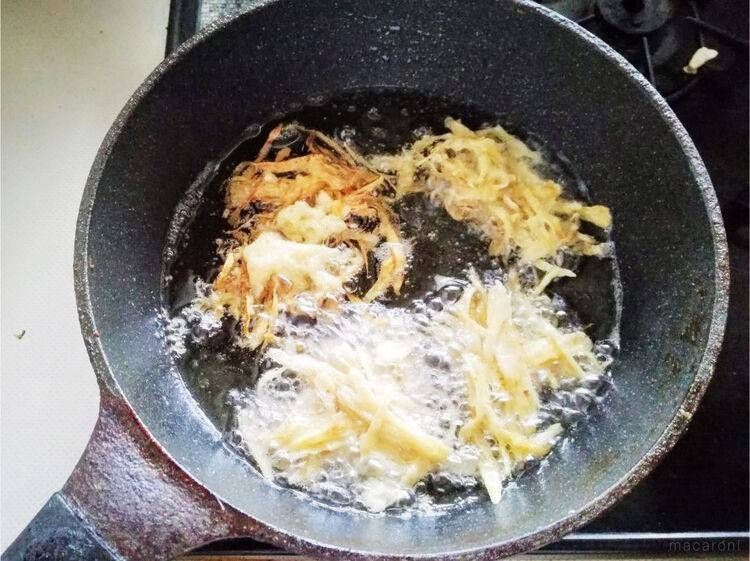 油で揚げているごぼう天