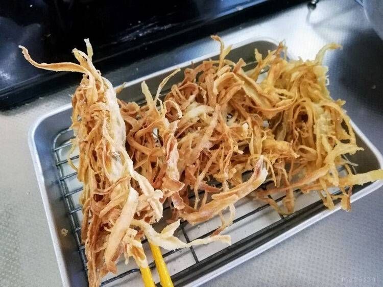 バットにおかれた揚げたてのごぼう天