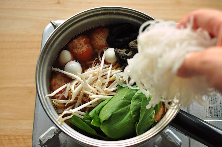 鍋に春雨を入れる様子