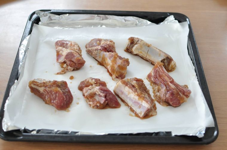 スペアリブをオーブンの天板に並べた様子