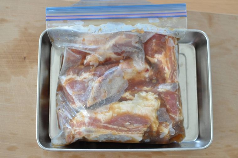 スペアリブをジップ付き保存袋に入れたまま置いて、常温に戻す様子