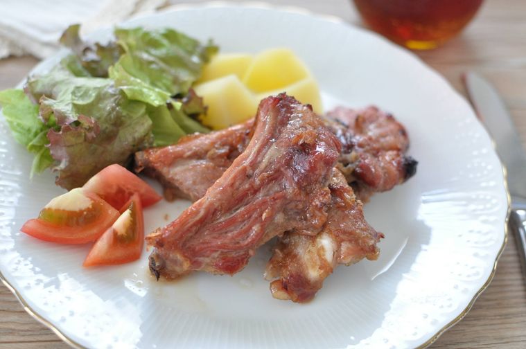 レタスやじゃがいもとスペアリブを盛り付けた様子