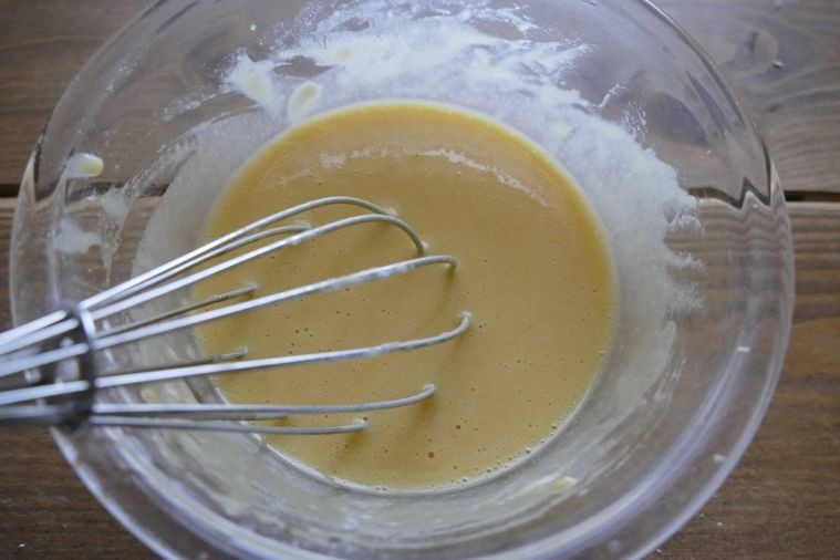 生地を泡だて器で混ぜる様子